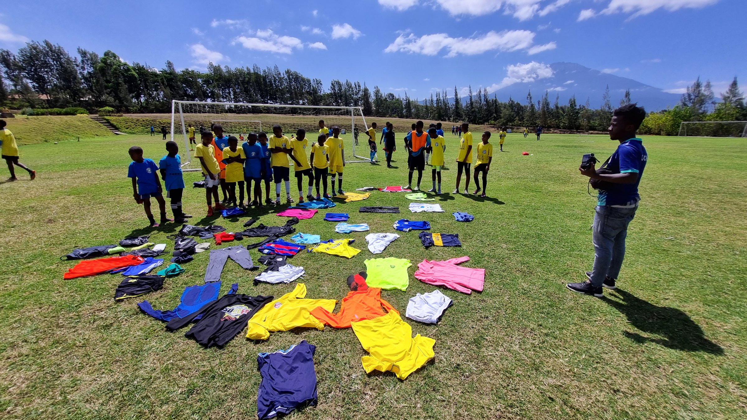 Voluntarios entrenando y jugando al fútbol con chicos de la academia en Arusha