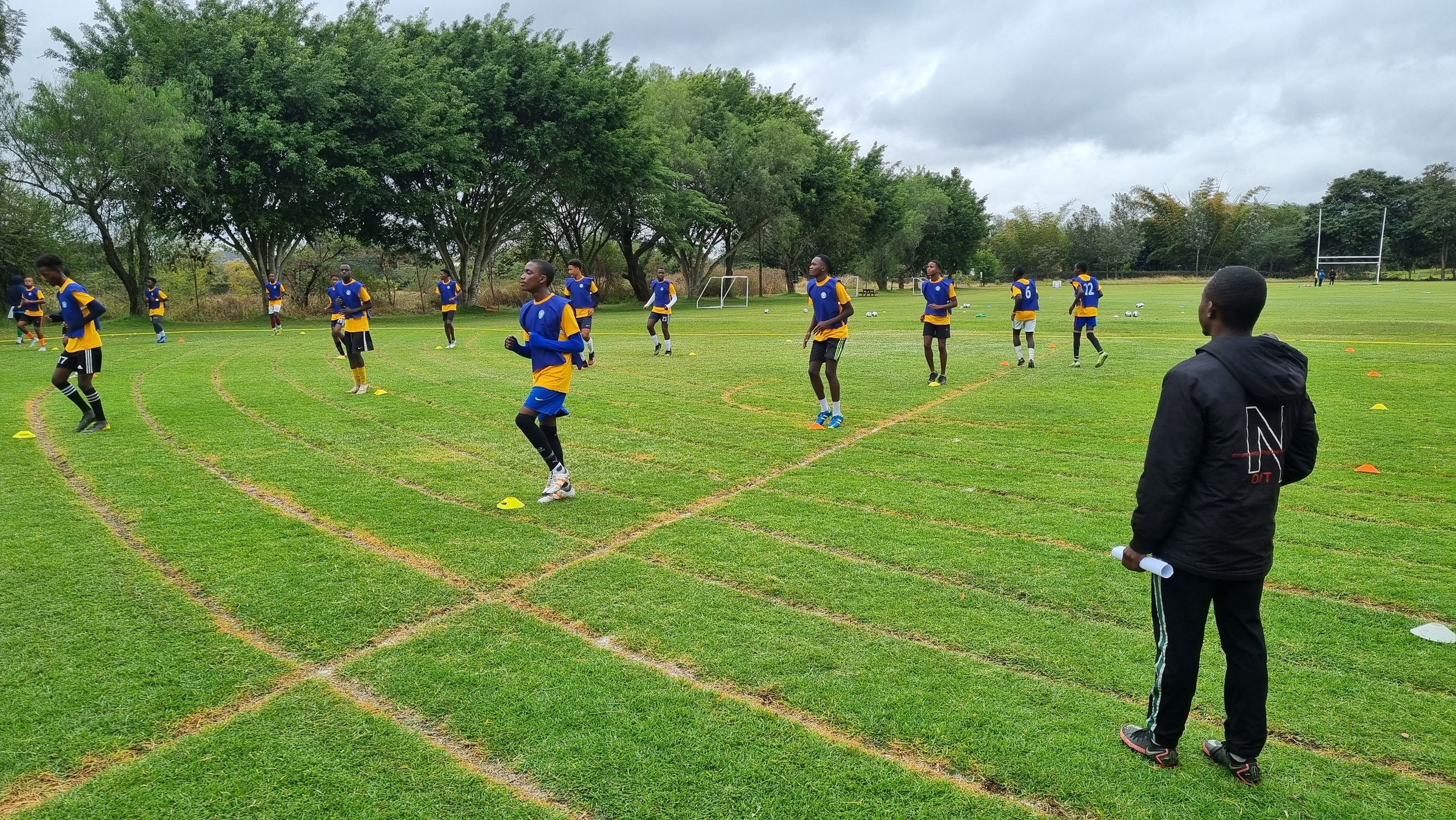 Voluntarios entrenando y jugando al fútbol con chicos de la academia en Arusha