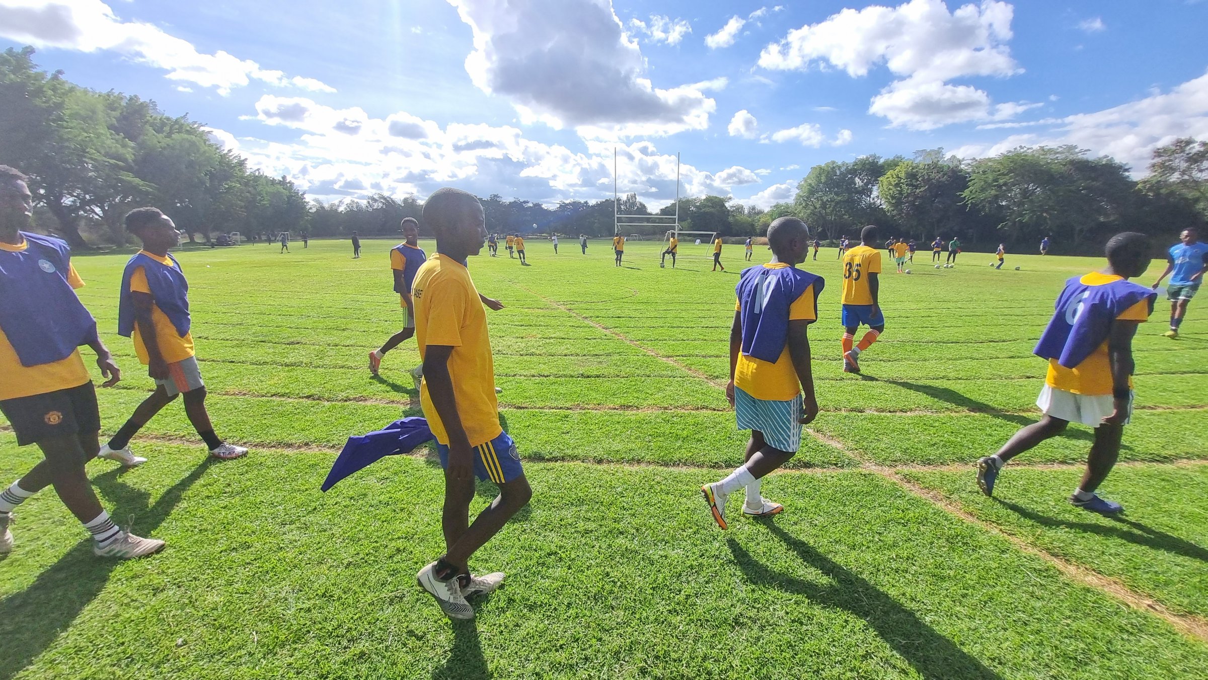 Voluntarios entrenando y jugando al fútbol con chicos de la academia en Arusha