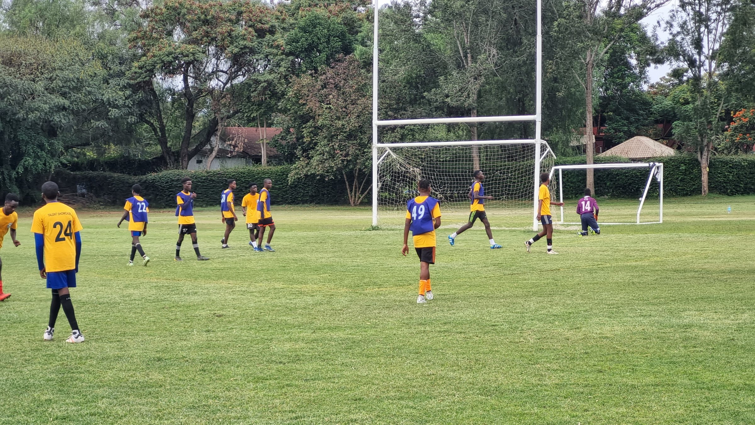 Voluntarios entrenando y jugando al fútbol con chicos de la academia en Arusha