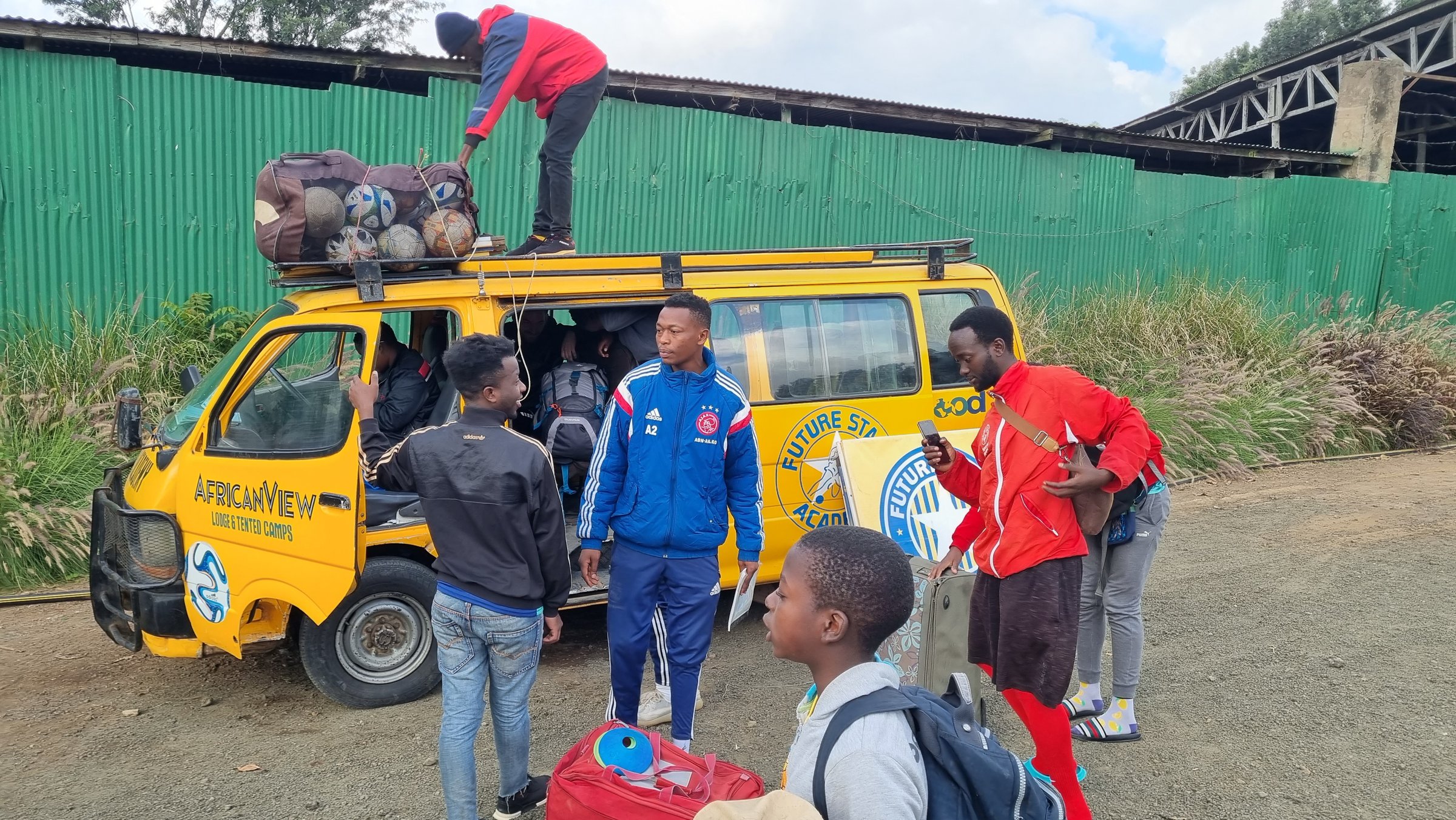 Voluntarios entrenando y jugando al fútbol con chicos de la academia en Arusha